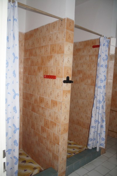 Dom Wczasowy HANKA - wzy sanitarne na korytarzu - natryski