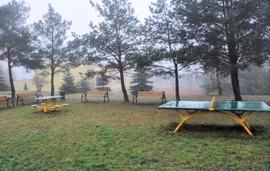 Schronisko Młodzieżowe OSKAR - teren rekreacyjny - ławki - stół do tenisa stołowego