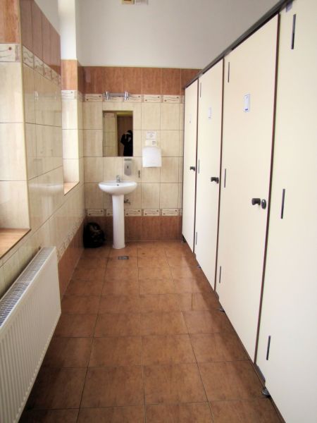 Powiatowa Bursa Szkolna - wzy sanitarne na korytarzu