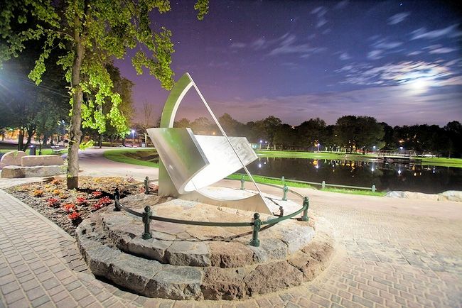 Chojnice - Park 1000-lecia - zegar soneczny w nocy